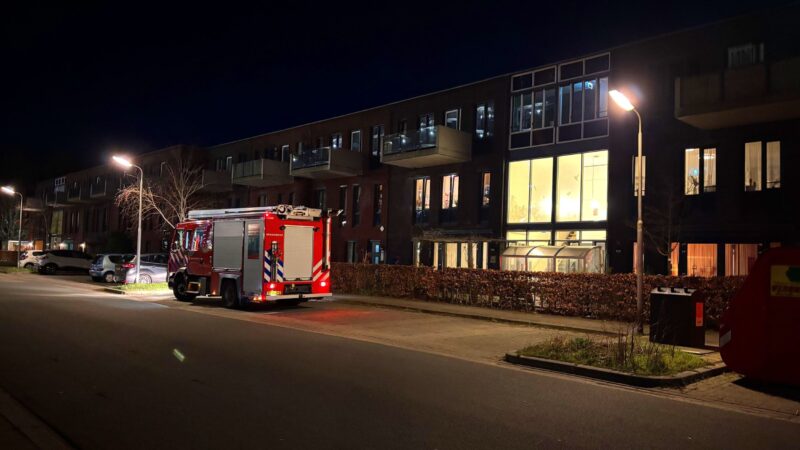 Brandje in woning aan de Jokse in Leeuwarden; brandweer voert nacontrole uit