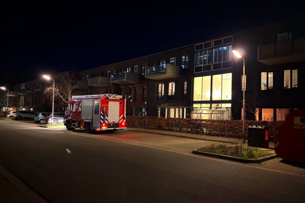 Brandje in woning aan de Jokse in Leeuwarden; brandweer voert nacontrole uit