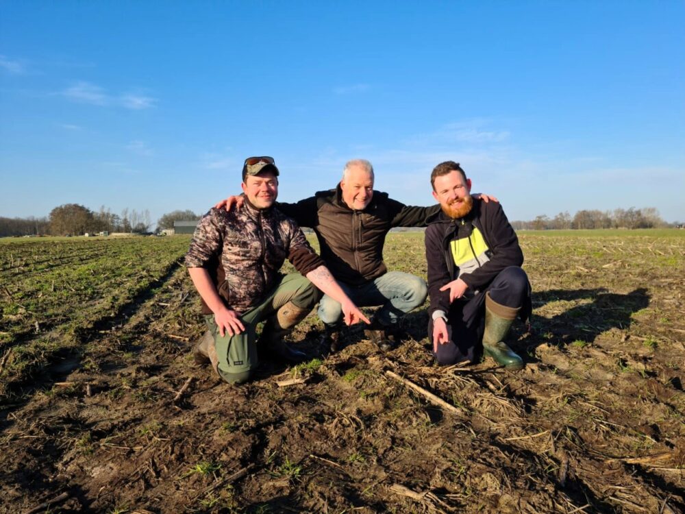 Ewout Schröder (Jirnsum) en Auke Tuinstra (Drachten) vinders van het eerste kievitsei 2025