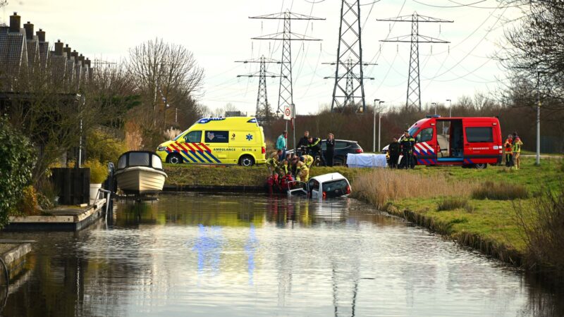 Brandweer haalt persoon uit te water geraakte auto in Goutum