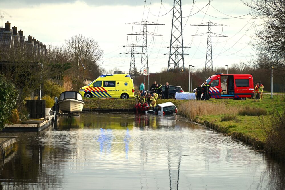 Brandweer haalt persoon uit te water geraakte auto in Goutum