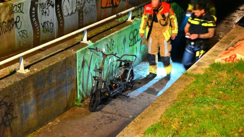 Scooter volledig door brand verwoest in Leeuwarden