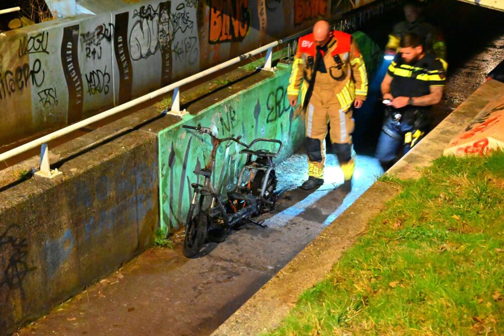 Scooter volledig door brand verwoest in Leeuwarden