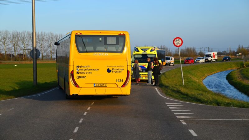 Mountainbiker gewond bij botsing met lijnbus in Wirdum