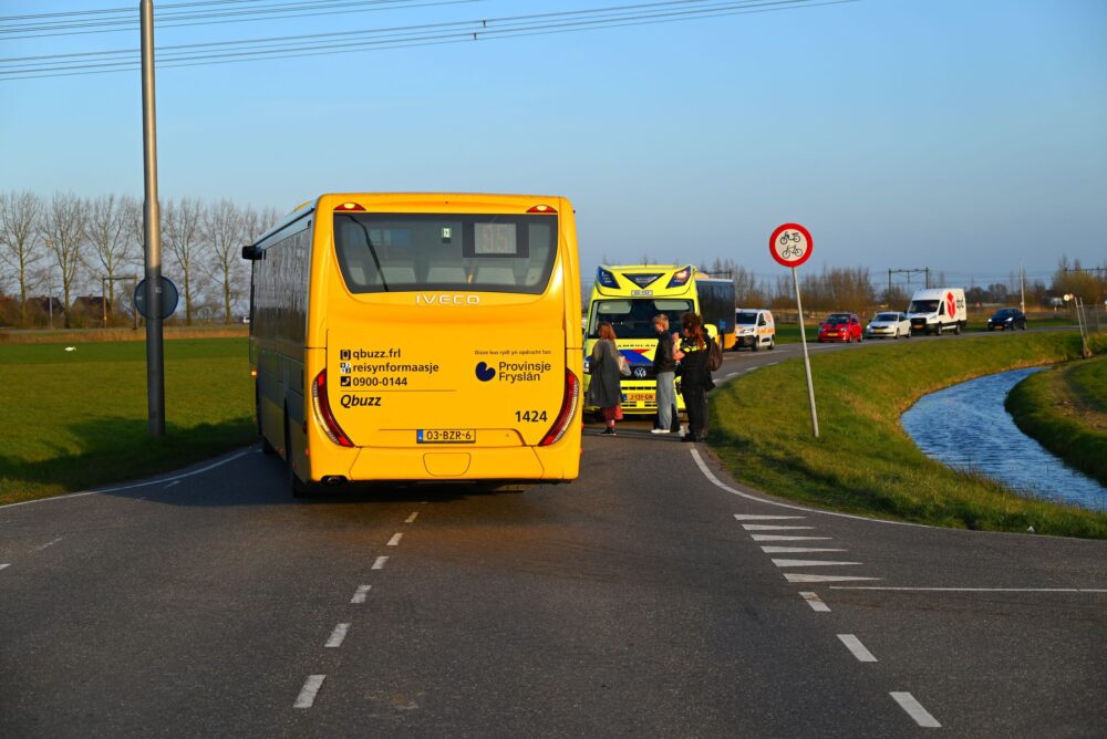 Mountainbiker gewond bij botsing met lijnbus in Wirdum
