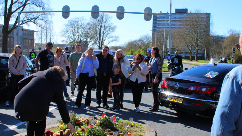 Bloemen gelegd tijdens herdenkingstocht voor overleden Jonathan (28) in Leeuwarden