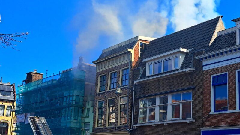 VIDEO: Veel rookontwikkeling door woningbrand in Leeuwarden