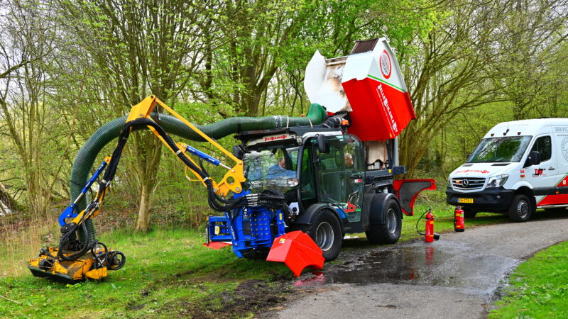 Brand in maaimachine snel onder controle in Leeuwarden