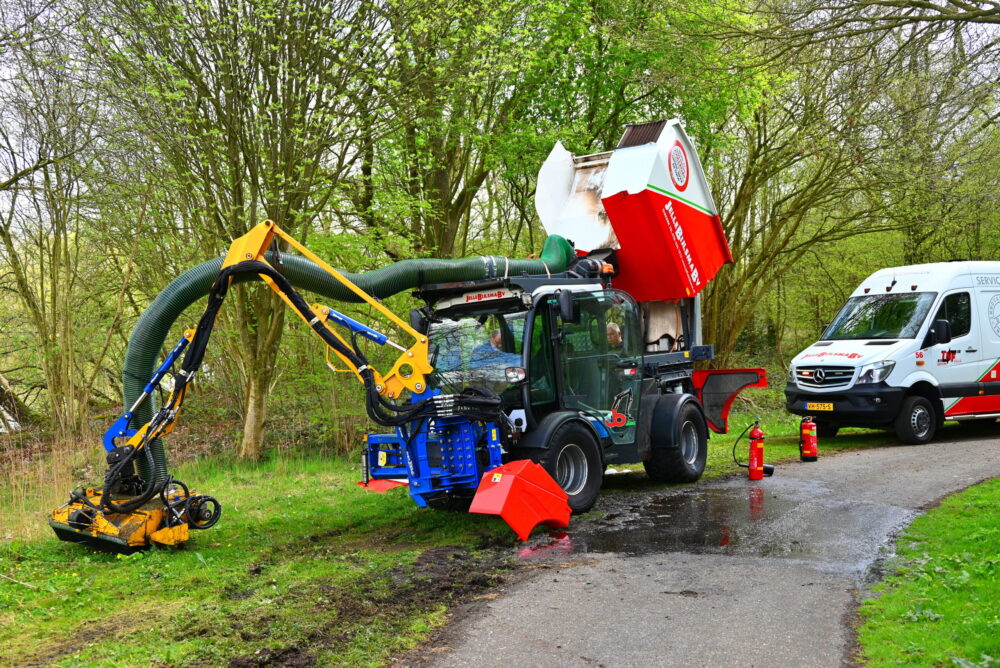 Brand in maaimachine snel onder controle in Leeuwarden