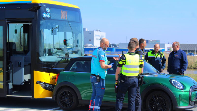 Lijnbus botst achterop personenauto in Leeuwarden