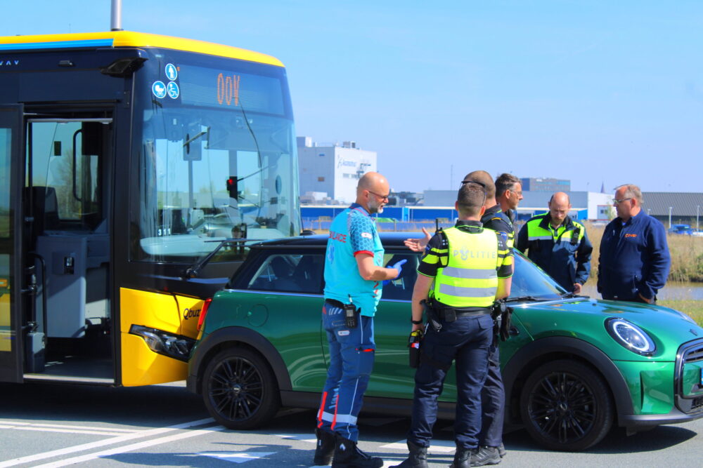 Lijnbus botst achterop personenauto in Leeuwarden