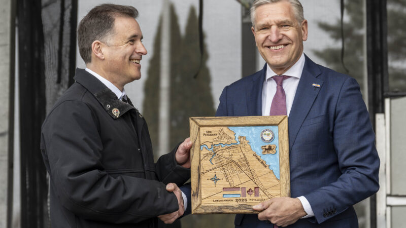 VIDEO: Sfeerimpressie van burgemeester Buma op de Leeuwarden dag in Petawawa