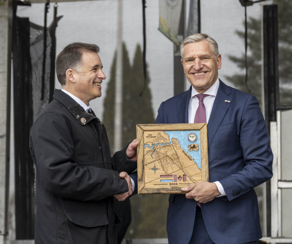 VIDEO: Sfeerimpressie van burgemeester Buma op de Leeuwarden dag in Petawawa