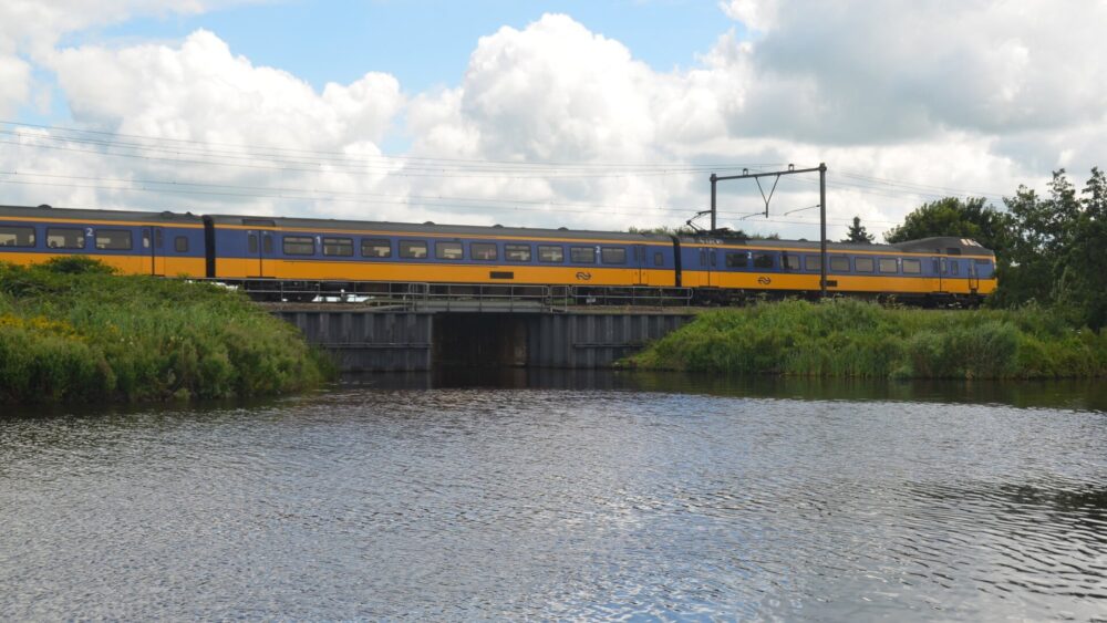 UPDATE: Treinverkeer stilgelegd tussen Leeuwarden en Akkrum door defecte spoorbrug