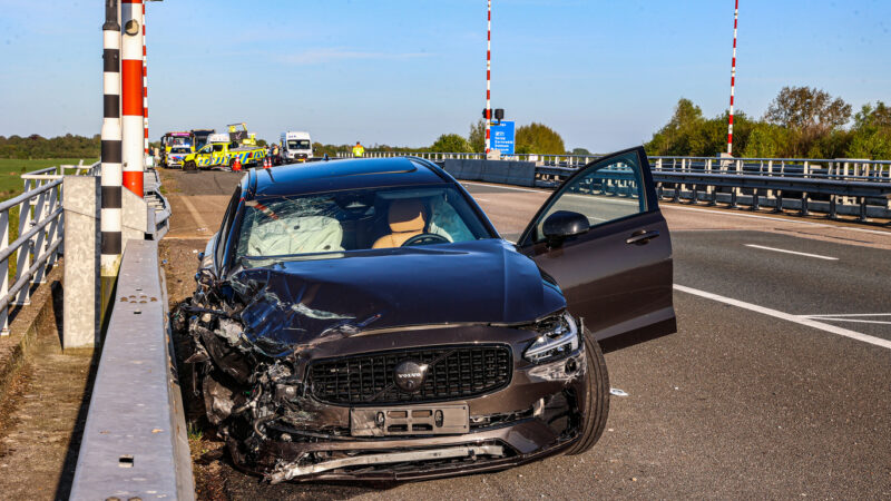 Botsing bij Fonejachtbrug zorgt voor afsluiting N31 tussen Garyp en Leeuwarden