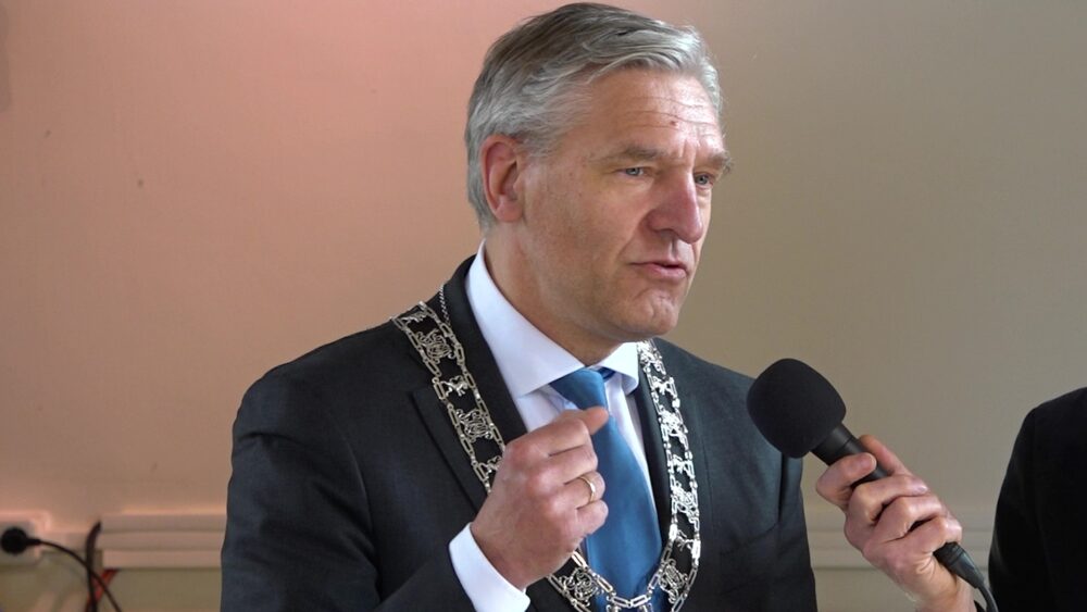 Burgemeester Buma sluit woning aan de Auke Stellingwerfstraat