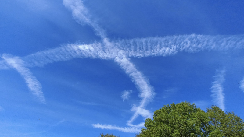Waarom vliegtuigstrepen (contrails) zichtbaar zijn in Leeuwarden en Hoe ze ontstaan