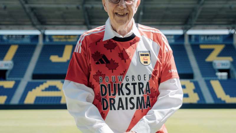 Oorlogsveteraan Jim Parks (100) Bezoekt Cambuur FC training ter herdenking van de bevrijding