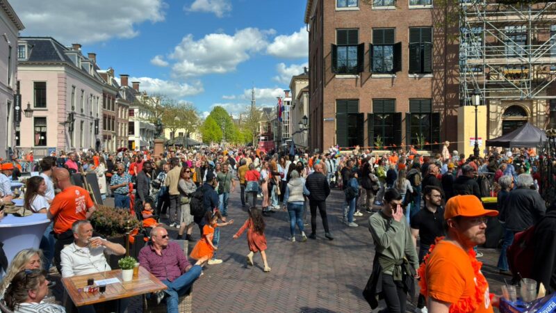 VIDEO: Feestelijke Gezelligheid Kleurt Leeuwarden Oranje