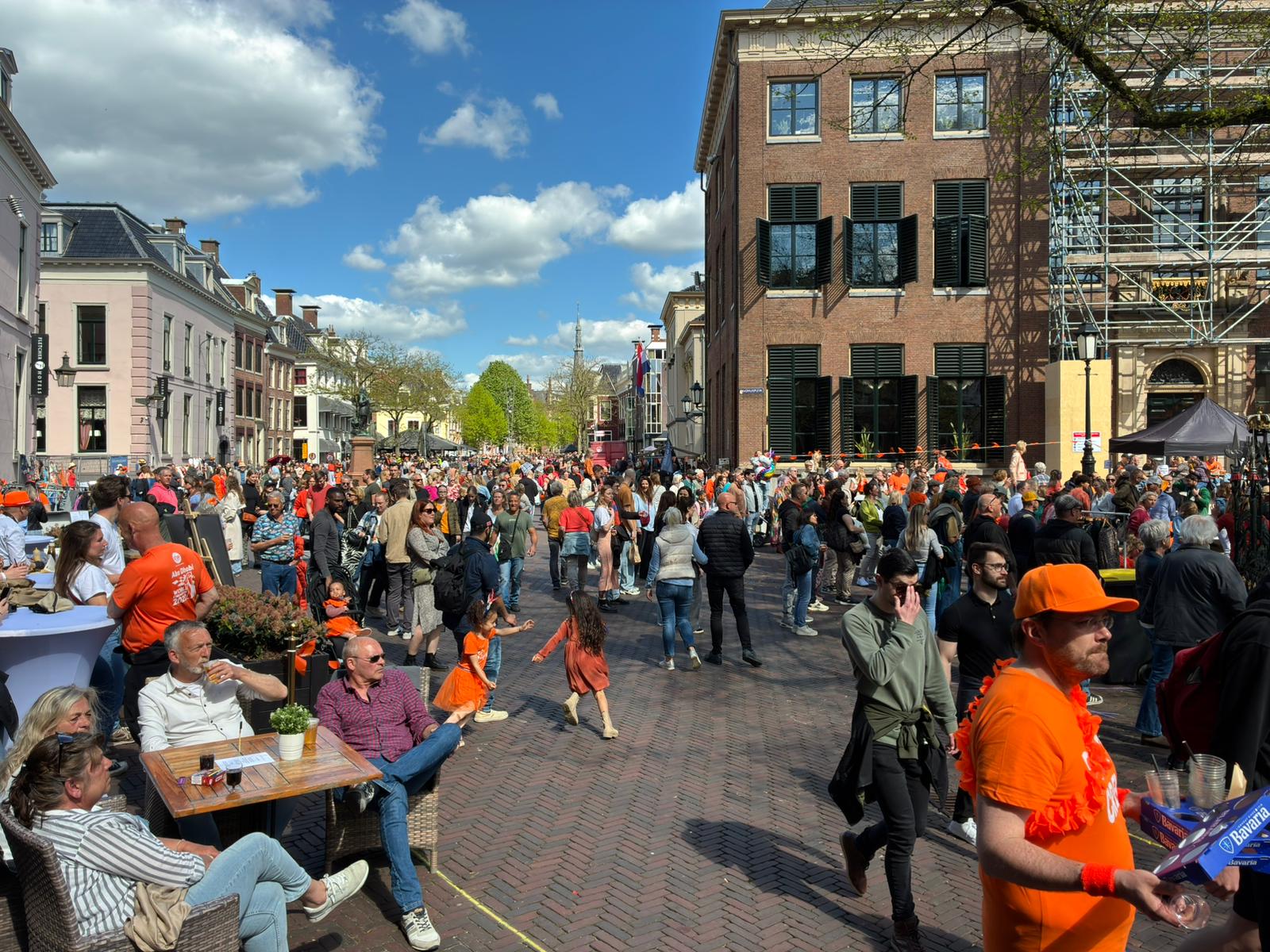 VIDEO: Feestelijke Gezelligheid Kleurt Leeuwarden Oranje