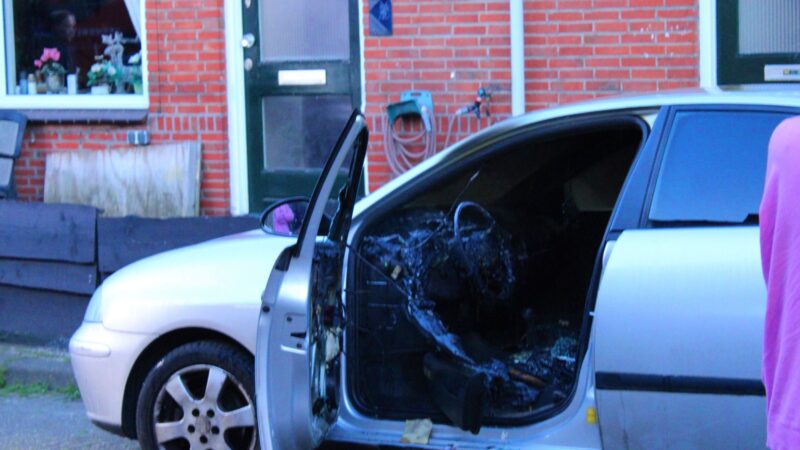 Binnenkant auto zwartgeblakerd door brand in Leeuwarden
