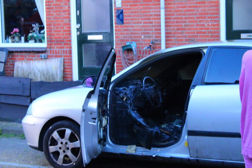 Binnenkant auto zwartgeblakerd door brand in Leeuwarden