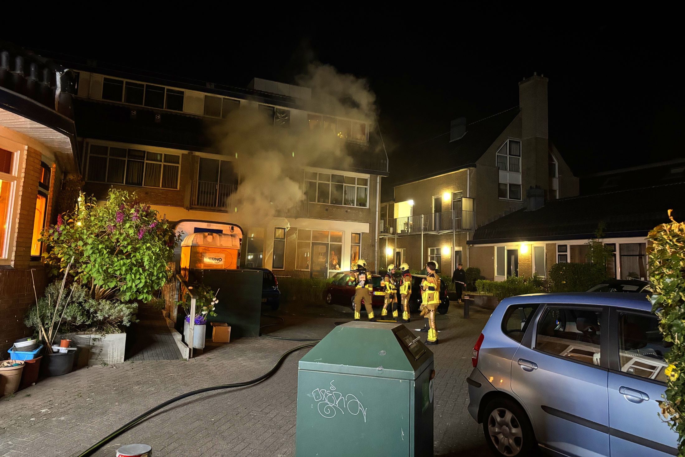 Brandweer blust brand in schaftkeet in Leeuwarden