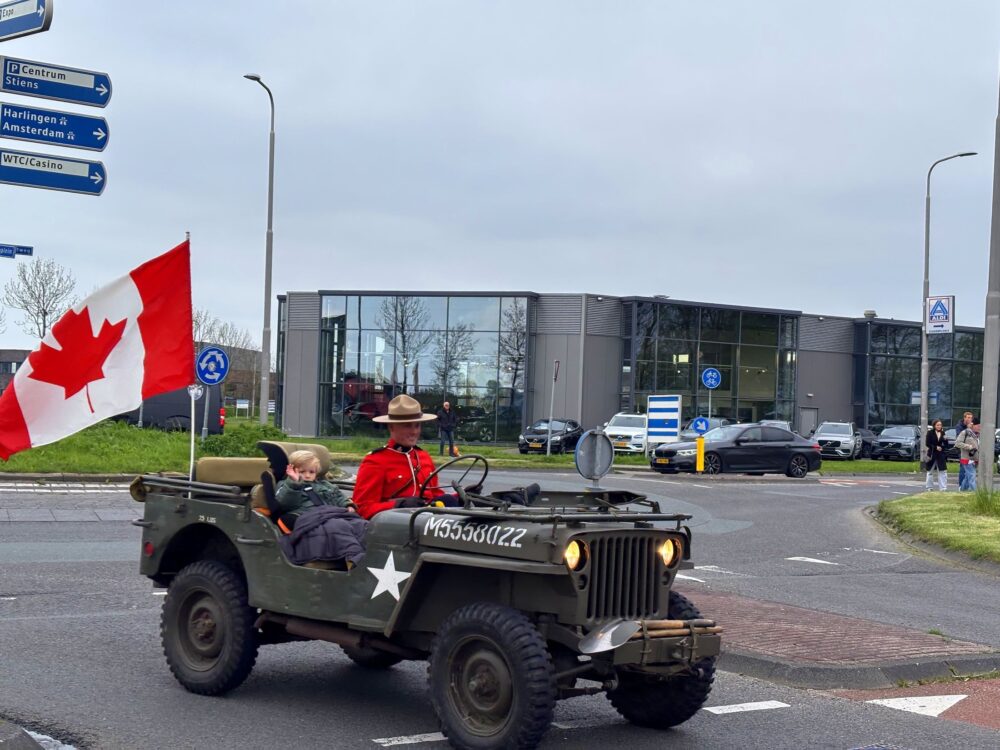 Cambuur viert 80 jaar vrijheid: historische legervoertuigen begeleiden spelersbus