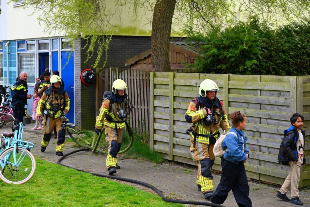 Brand in coniferenhaag snel onder controle in Leeuwarden
