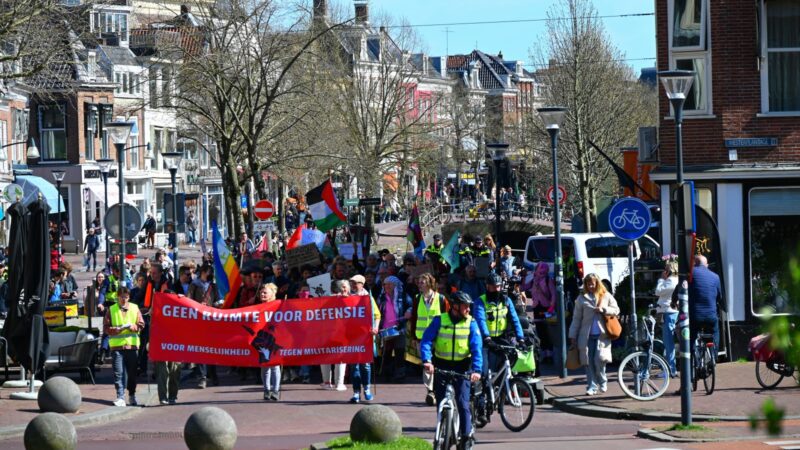 Demonstratie in Leeuwarden voor menselijkheid en tegen NAVO-oefening