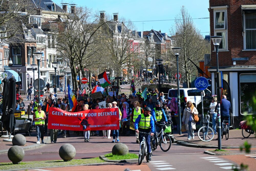 Demonstratie in Leeuwarden voor menselijkheid en tegen NAVO-oefening