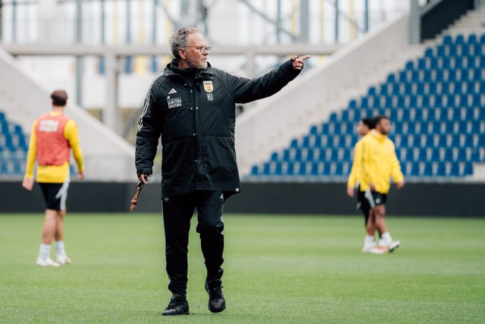 Henk de Jong: “Ik ben er trots op dat ik trainer van deze unieke club ben”