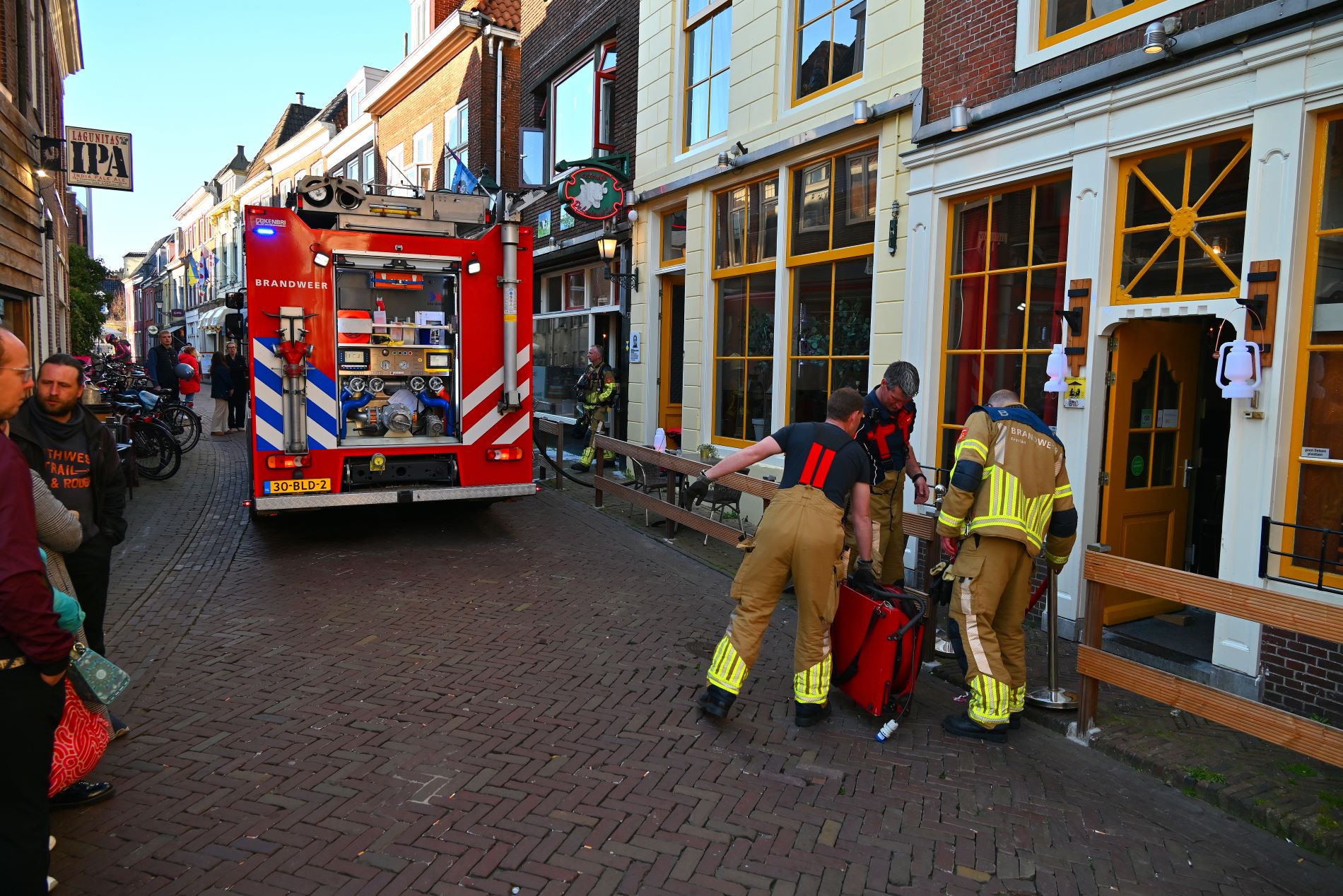 Restaurant ‘De Lachende Koe’ ontruimd wegens brand bovenwoning in Leeuwarden