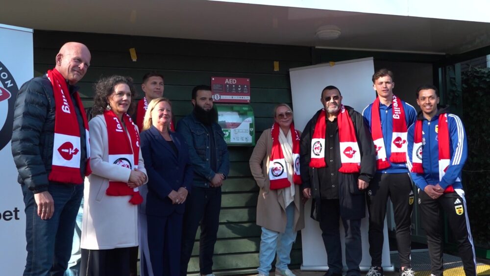 VIDEO: Nouri AED onthulling bij Cruyff Court in Leeuwarden