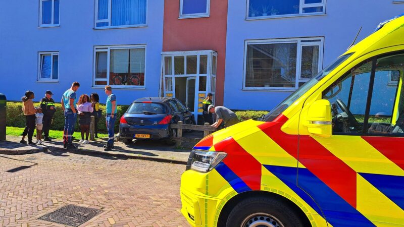 Automobilist rijdt door hek en botst tegen portiek in Leeuwarden