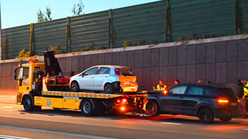 Voertuigen fors beschadigd na kop-staartbotsing