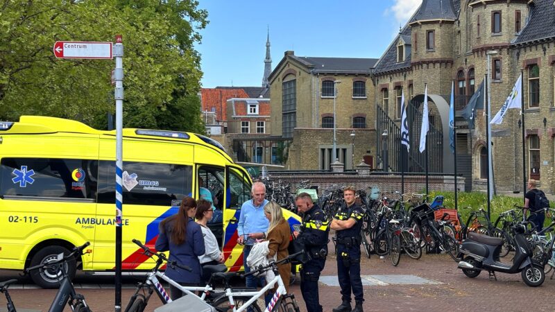 Automobilist en fietser botsen op het Blokhuisplein Leeuwarden