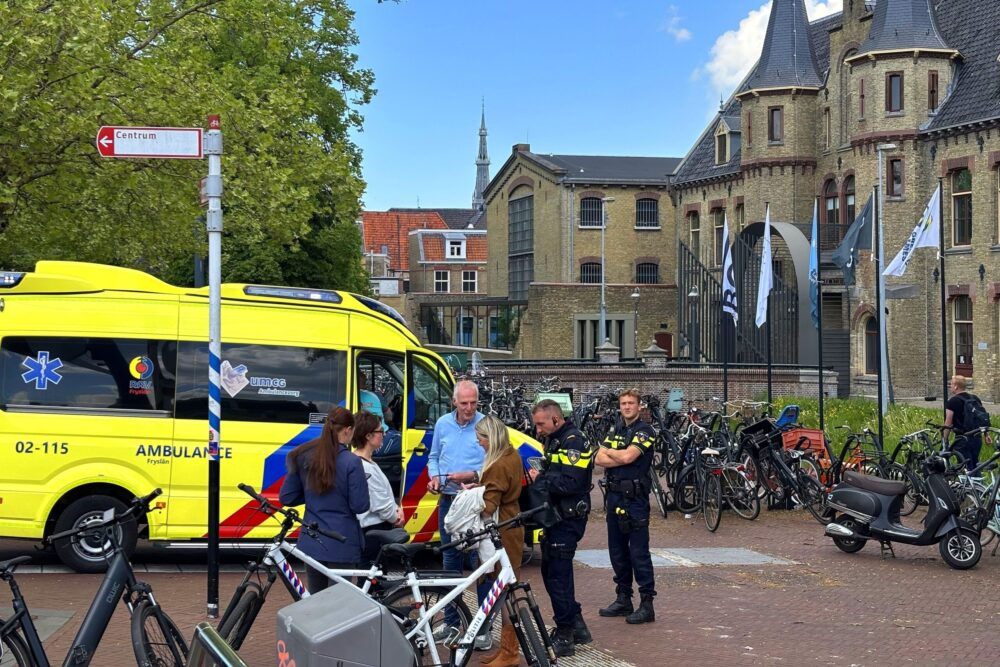 Automobilist en fietser botsen op het Blokhuisplein Leeuwarden