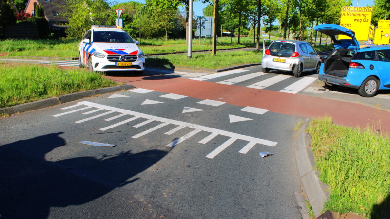 Ongeluk op rotonde Oenemastate: Auto’s botsen tijdens afslag