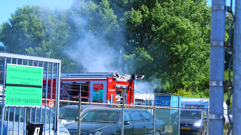 Zware rook bij brand in Leeuwarder loods