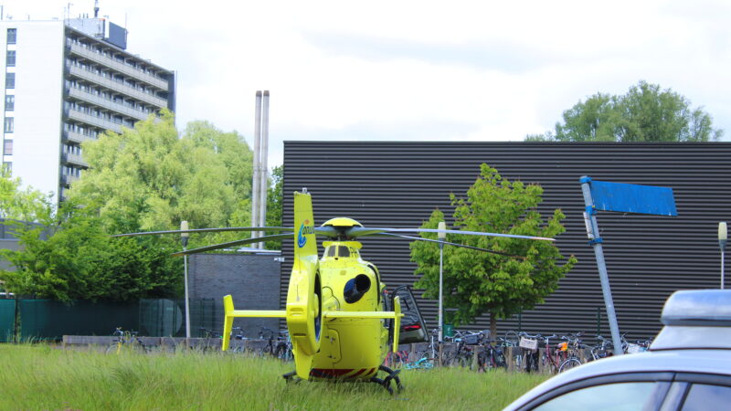 Traumahelikopter landt voor medische noodsituatie