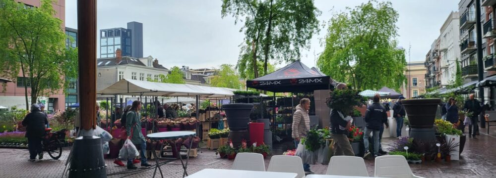 VIDEO: Bloemenmarkt in de regen