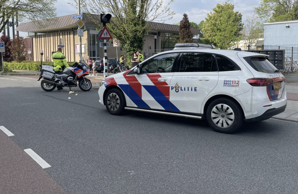 Automobilist slaat op de vlucht na heftige aanrijding met fietser in Leeuwarden