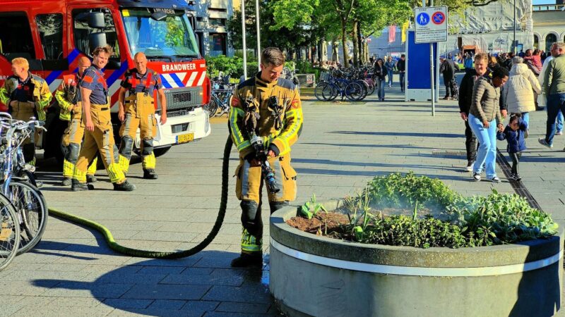 Brandweer ingezet vanwege smeulende bloembak in Leeuwarden