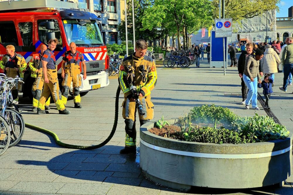 Brandweer ingezet vanwege smeulende bloembak in Leeuwarden