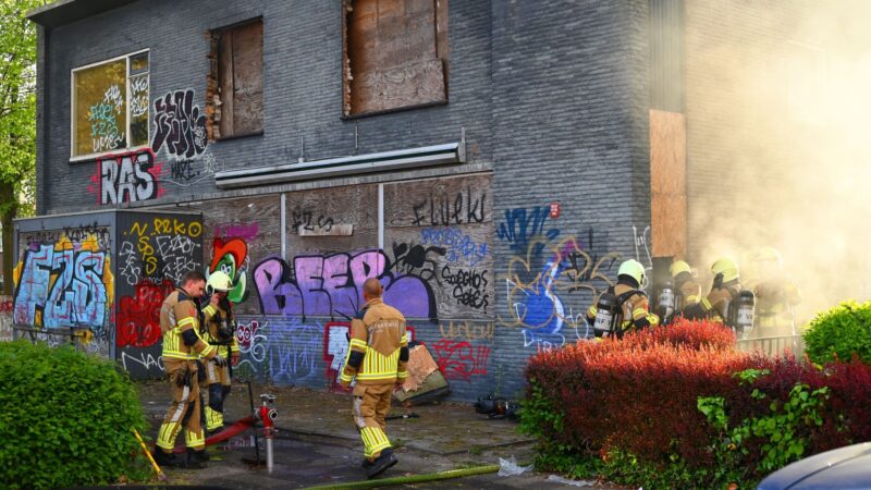 Brand in slooppand aan de Pasteurweg in Leeuwarden