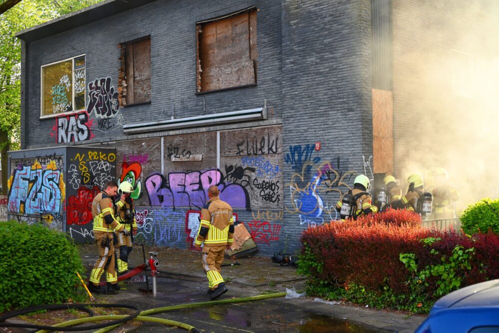 Brand in slooppand aan de Pasteurweg in Leeuwarden