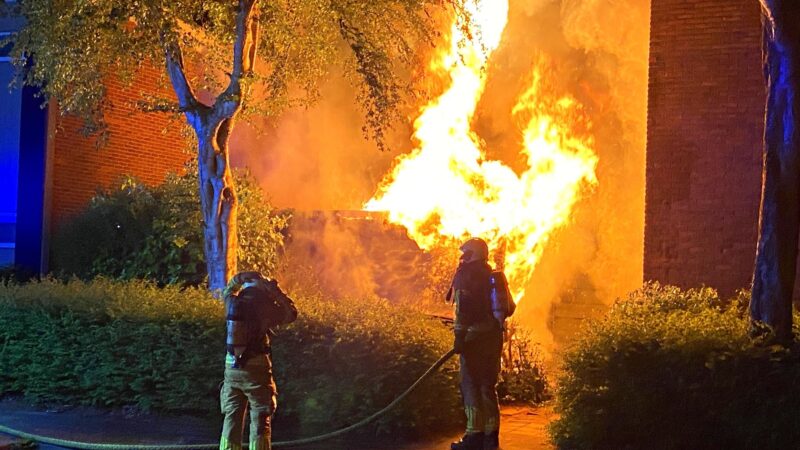 Brand verwoest schuur aan de Jan Lievensstraat in Leeuwarden