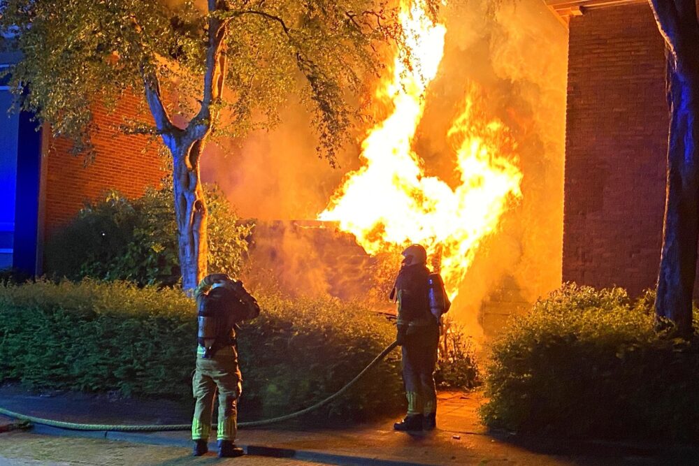 Brand verwoest schuur aan de Jan Lievensstraat in Leeuwarden