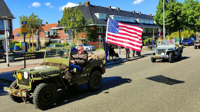 Grote stoet met oude legervoertuigen in Leeuwarden